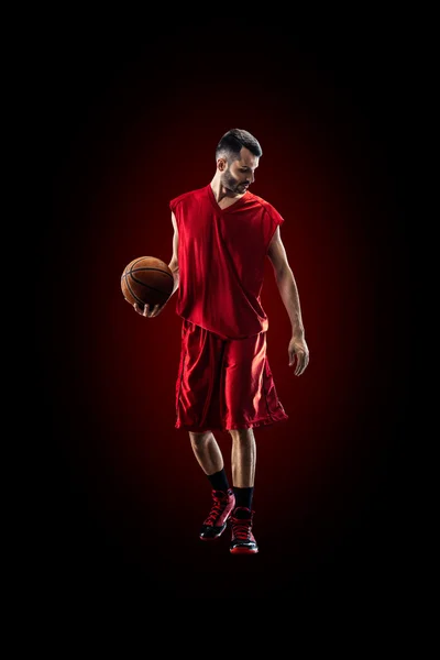 Jugador de baloncesto en acción está volando alto —  Fotos de Stock