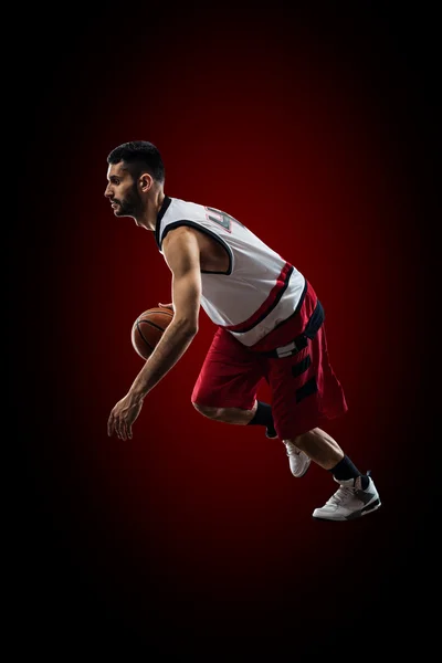 Basketbalista v akci letí vysoko — Stock fotografie