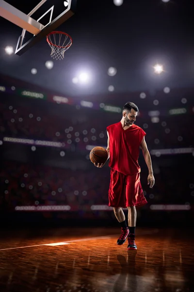 Roter Basketballspieler in Aktion — Stockfoto