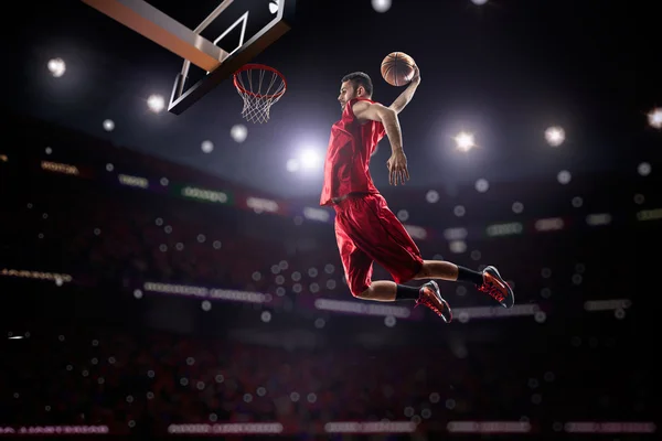 Červený hráč basketbalu v akci — Stock fotografie
