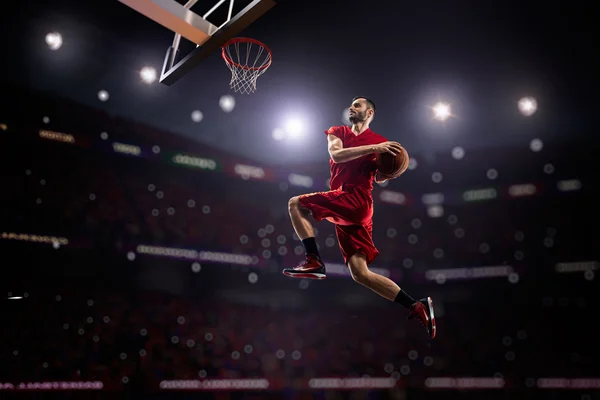 Красный баскетболист в действии — стоковое фото