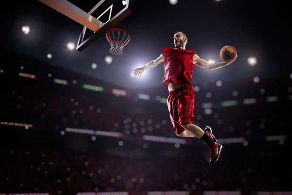 Jogador de basquete vermelho em ação — Fotografia de Stock