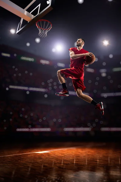 Roter Basketballspieler in Aktion — Stockfoto