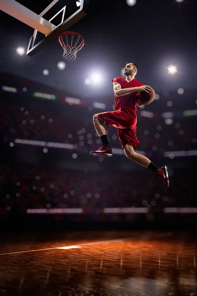 Eylem kırmızı basketbol oyuncusu — Stok fotoğraf