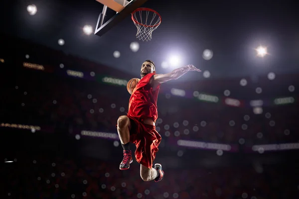 Roter Basketballspieler in Aktion — Stockfoto