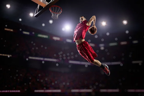 Rouge Joueur de basket en action — Photo