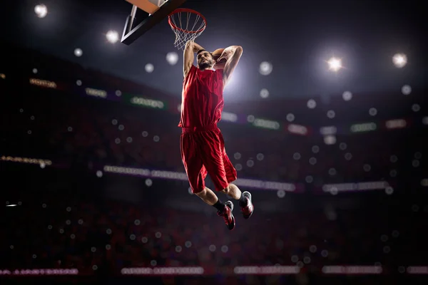 红色的篮球运动员，在行动 — 图库照片