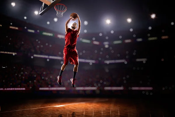 Jogador de basquete vermelho em ação — Fotografia de Stock