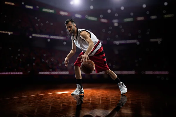 Jogador de basquete vermelho em ação — Fotografia de Stock