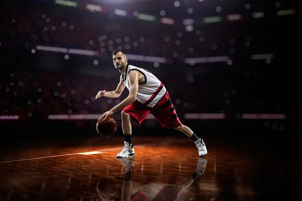 Jogador de basquete vermelho em ação — Fotografia de Stock