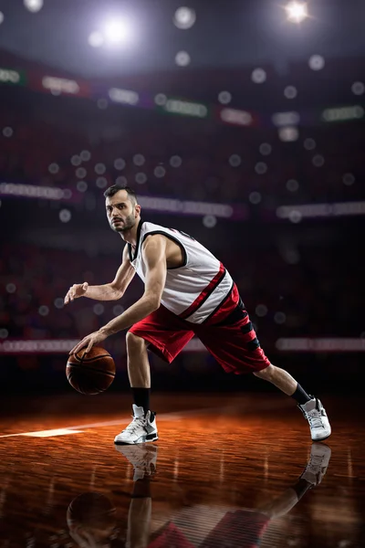 Eylem kırmızı basketbol oyuncusu — Stok fotoğraf