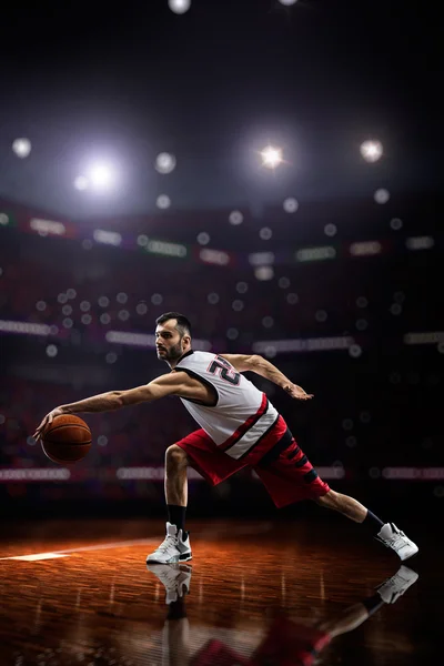 Jogador de basquete vermelho em ação — Fotografia de Stock