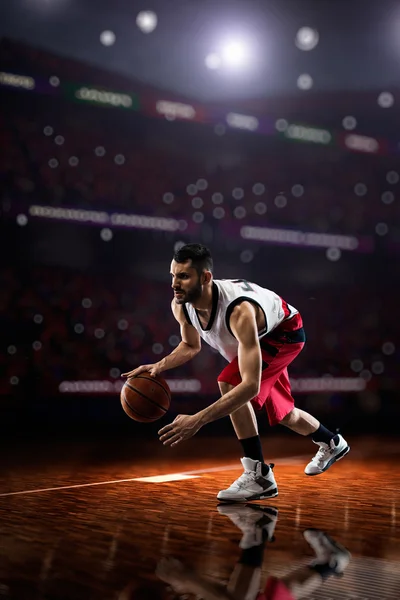 Jogador de basquete vermelho em ação — Fotografia de Stock