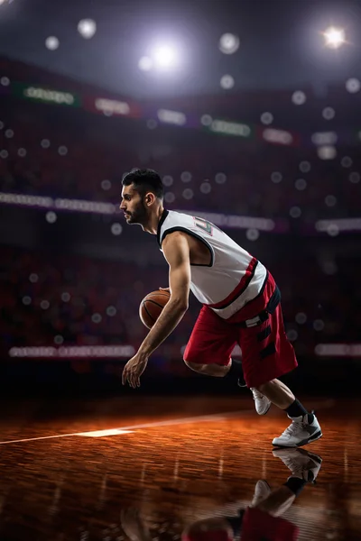 Červený hráč basketbalu v akci — Stock fotografie