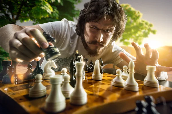 Homem sério jogando xadrez — Fotografia de Stock
