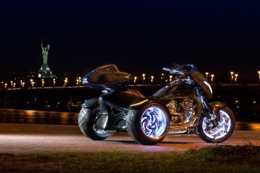 Siyah trike ayakta gece sokakta