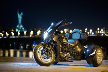 Siyah trike ayakta gece sokakta