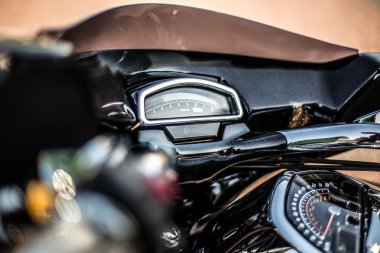 Siyah trike ayakta hafif sokakta