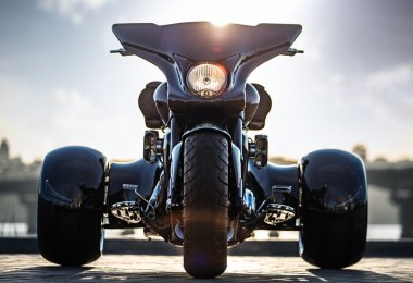 Siyah trike ayakta hafif sokakta