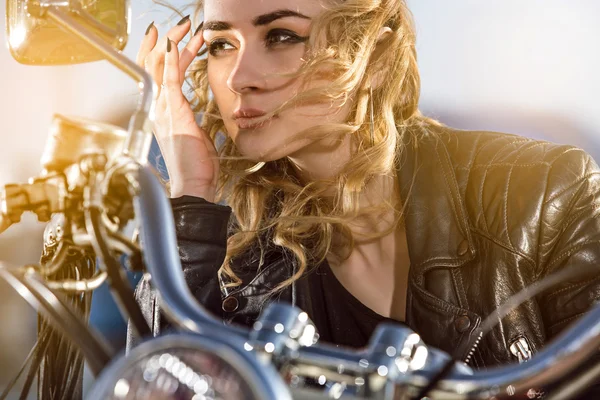 夕日を見てバイクの革のジャケットのバイク少女. — ストック写真