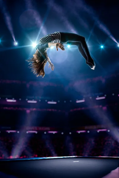 Giovane ragazza sta saltando sul trampolino — Foto Stock