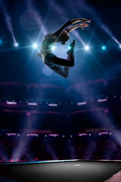 Jong meisje is springen op de trampoline — Stockfoto