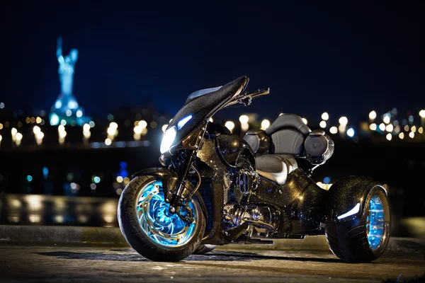 밤 거리에 서 있는 검은 trike — 스톡 사진