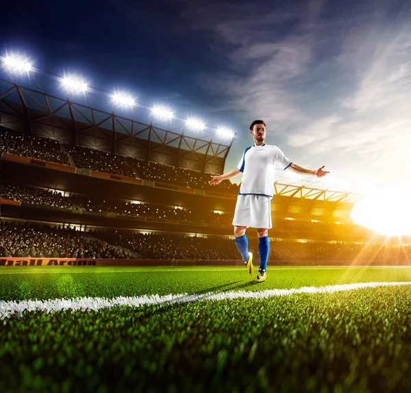 Jogador de futebol em panorama de ação — Fotografia de Stock