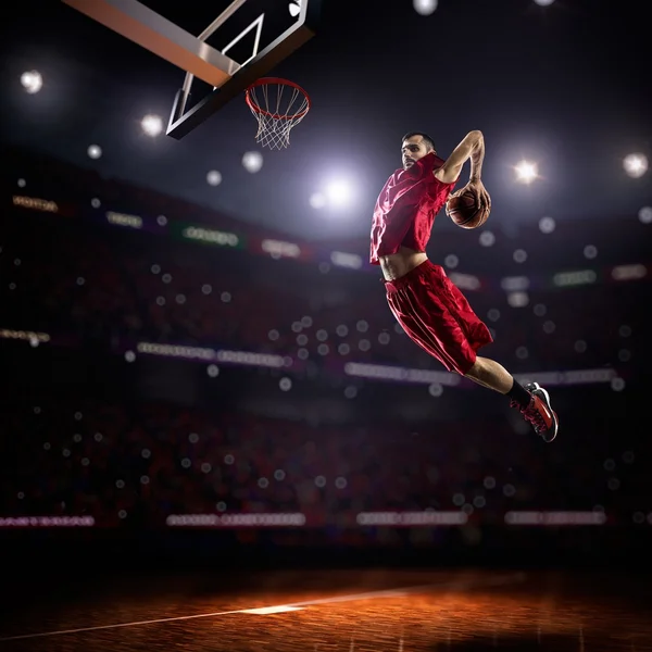 Красный баскетболист в действии — стоковое фото