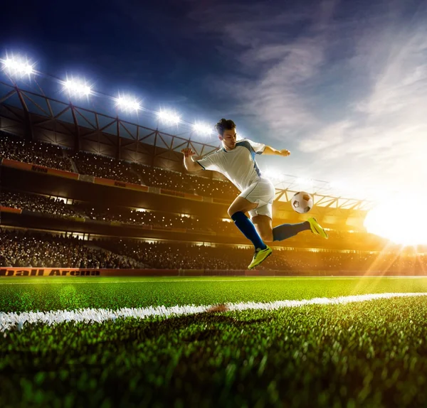 Jogador de futebol em panorama de ação — Fotografia de Stock