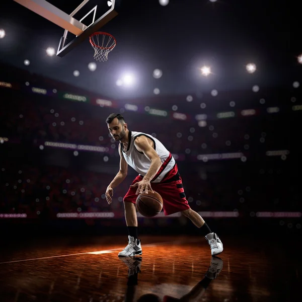 Jogador de basquete vermelho em ação — Fotografia de Stock