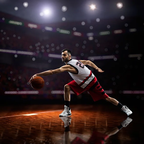 Red Basketball player dalam aksi — Stok Foto