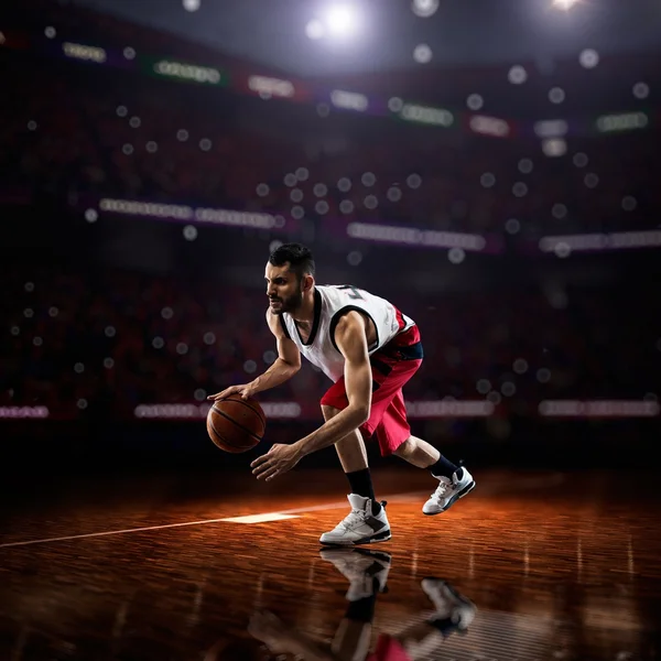 Jogador de basquete vermelho em ação — Fotografia de Stock