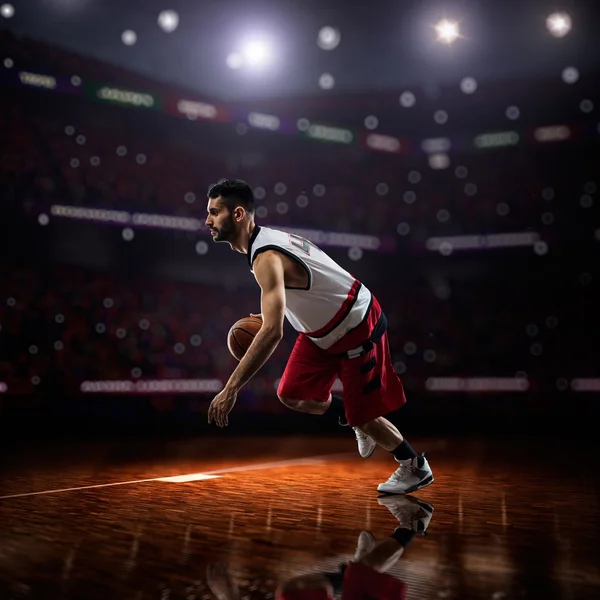 Jogador de basquete vermelho em ação — Fotografia de Stock