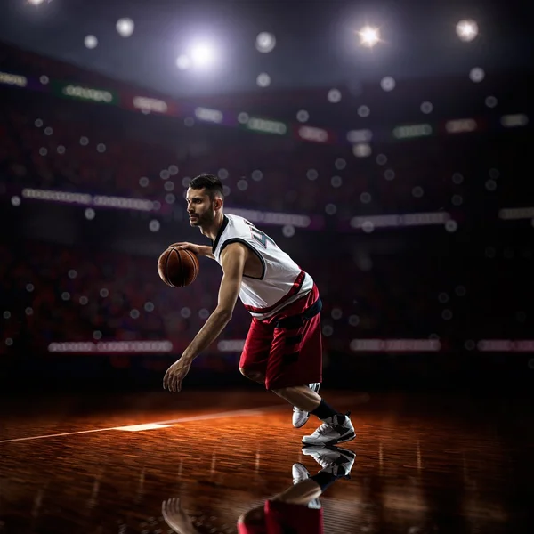 Red Basketball player dalam aksi — Stok Foto