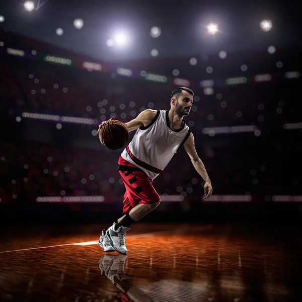 Jogador de basquete vermelho em ação — Fotografia de Stock