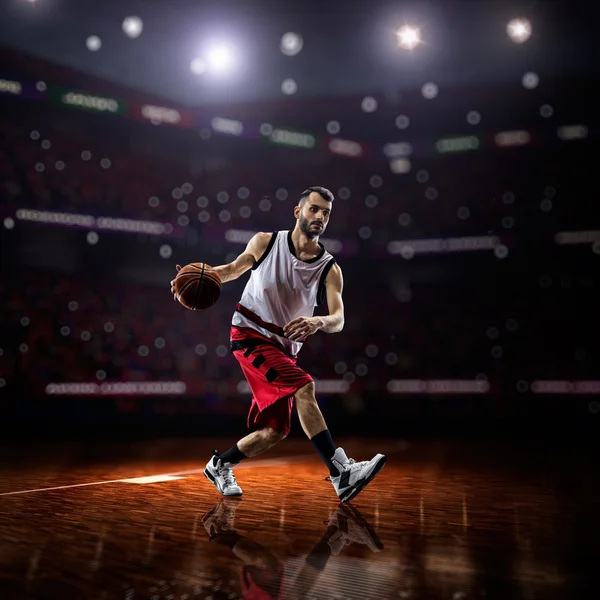 Roter Basketballspieler in Aktion — Stockfoto