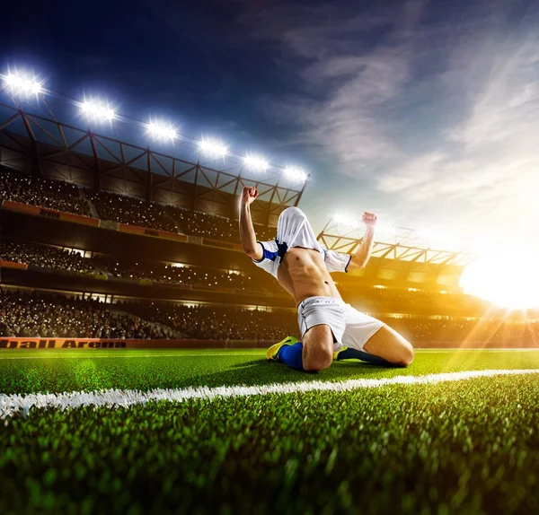 Jogador de futebol em panorama de ação — Fotografia de Stock