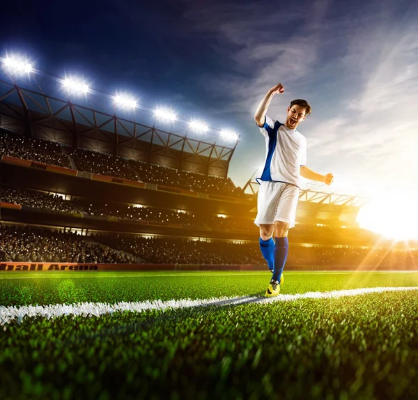 Giocatore di calcio in azione panorama — Foto Stock