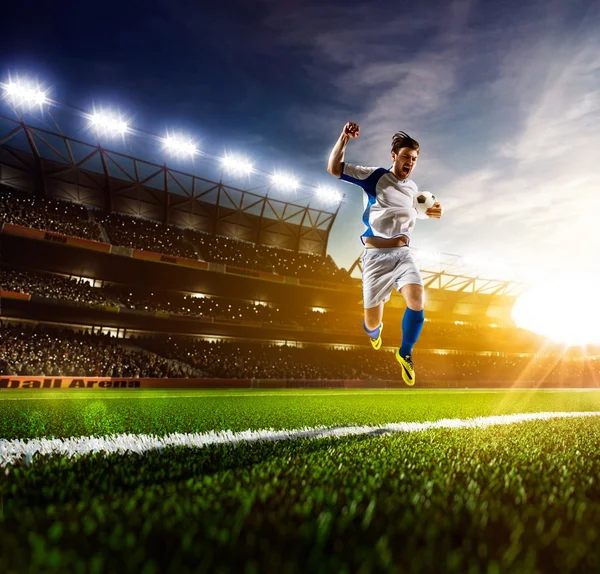 Jugador de fútbol en acción panorama — Foto de Stock