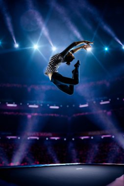 Genç kız trambolin üzerinde atlıyor