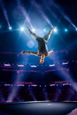 Genç adam Trambolinde zıplıyor