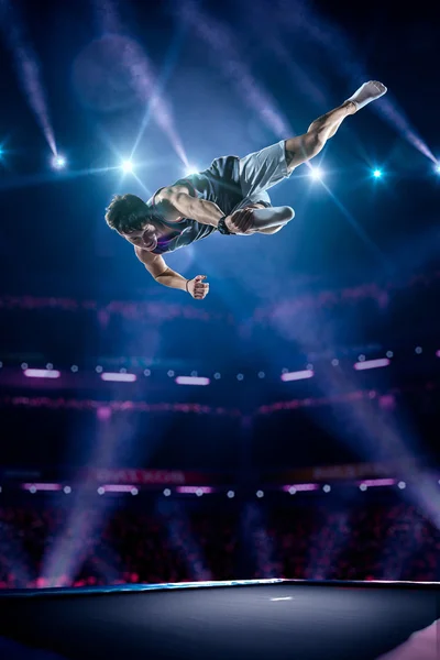 Jong meisje is springen op de trampoline — Stockfoto