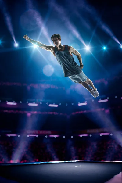 Молодой человек прыгает на батуте — стоковое фото