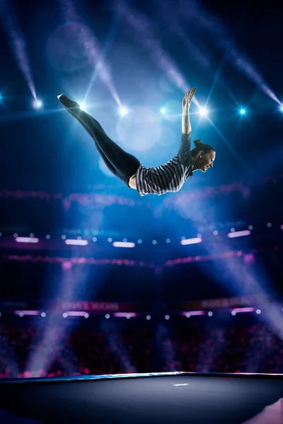 Jong meisje is springen op de trampoline — Stockfoto