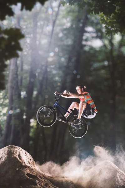Bmx cycliste dans la forêt — Photo
