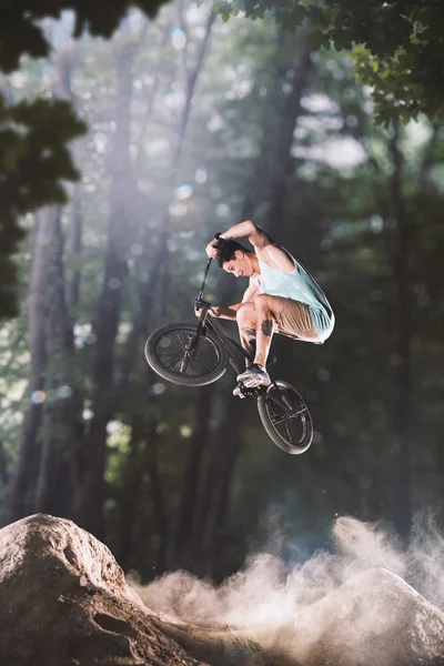 Bmx cycliste dans la forêt — Photo