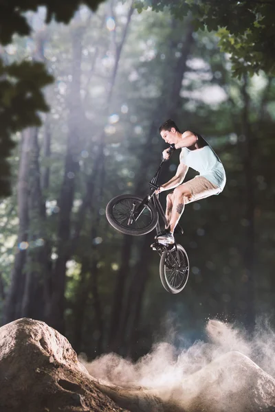 Bmx cycliste dans la forêt — Photo