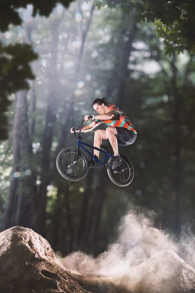 Bmx cycliste dans la forêt — Photo