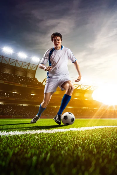 Giocatore di calcio in azione panorama — Foto Stock